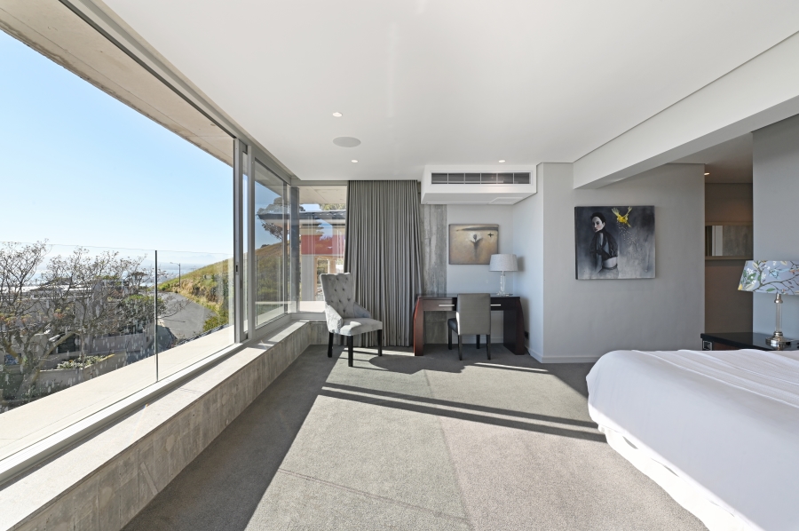To Let 4 Bedroom Property for Rent in Green Point Western Cape